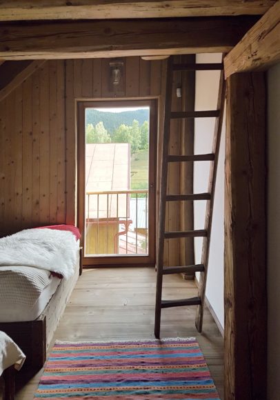 Z ložnice pro hosty je možný přístup po žebříku do půdního prostoru,kde se nachází dodatečné přistýlky.Veškeré dřevěné prvky v interiéru jsou drásané a stařené.